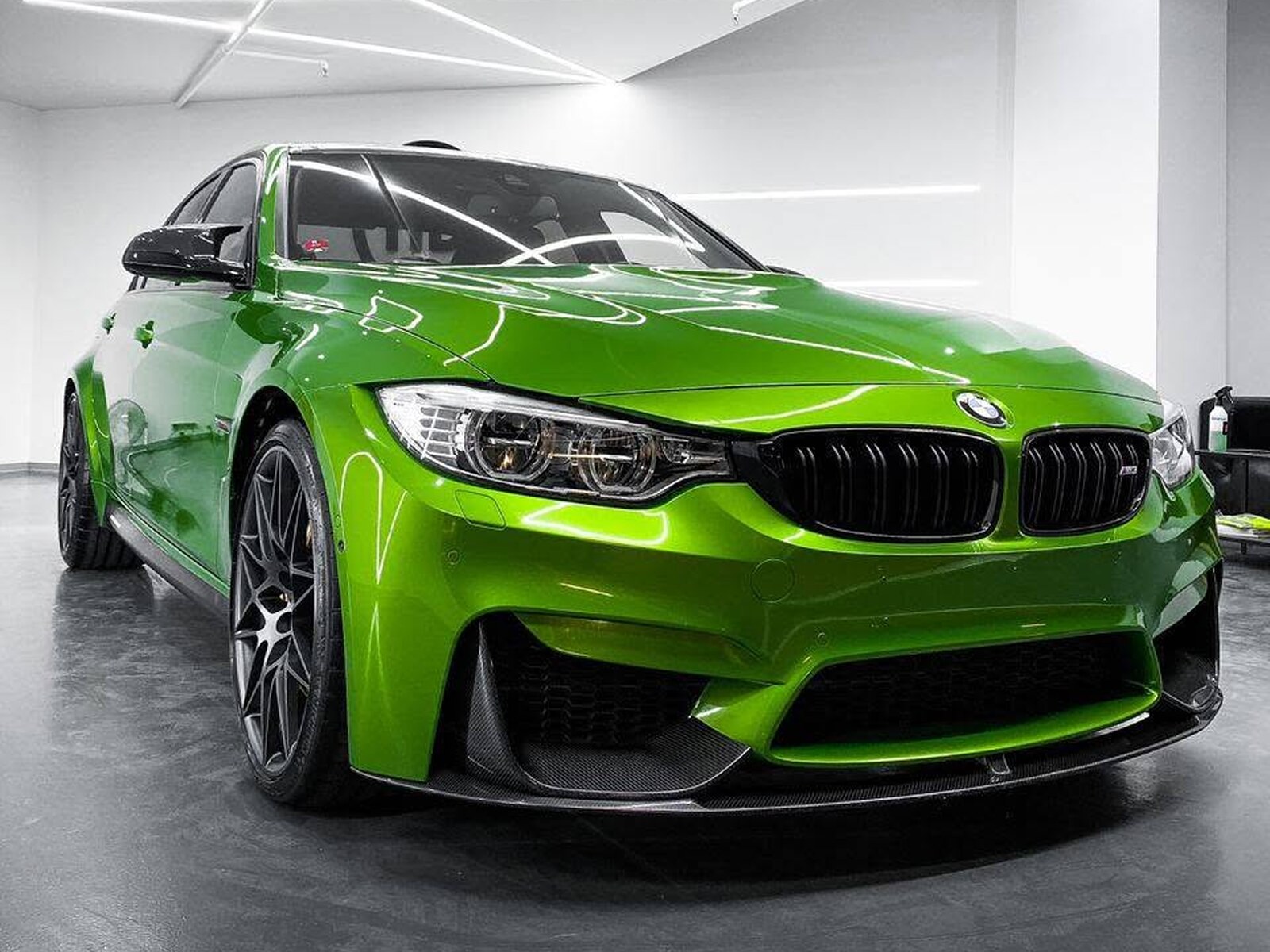 Zelené BMW M4 zepředu po detailingu