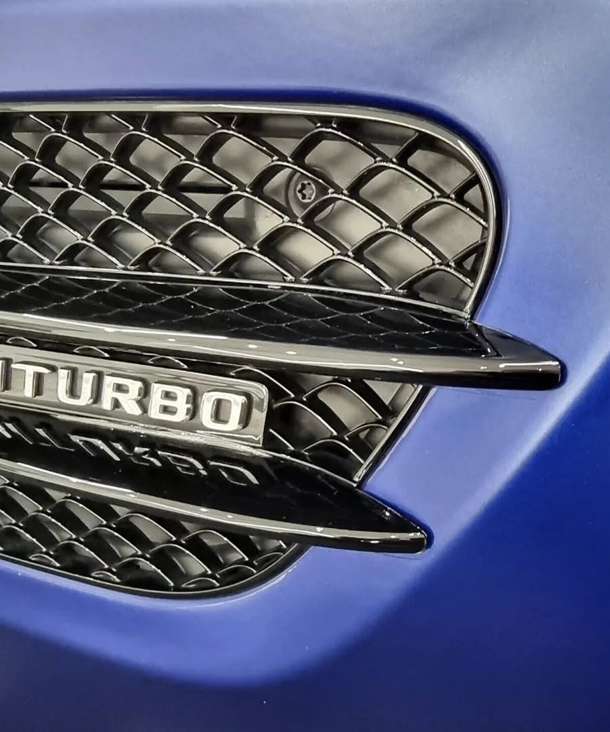 Detail masky Turbo na modrém Mercedes-AMG GT