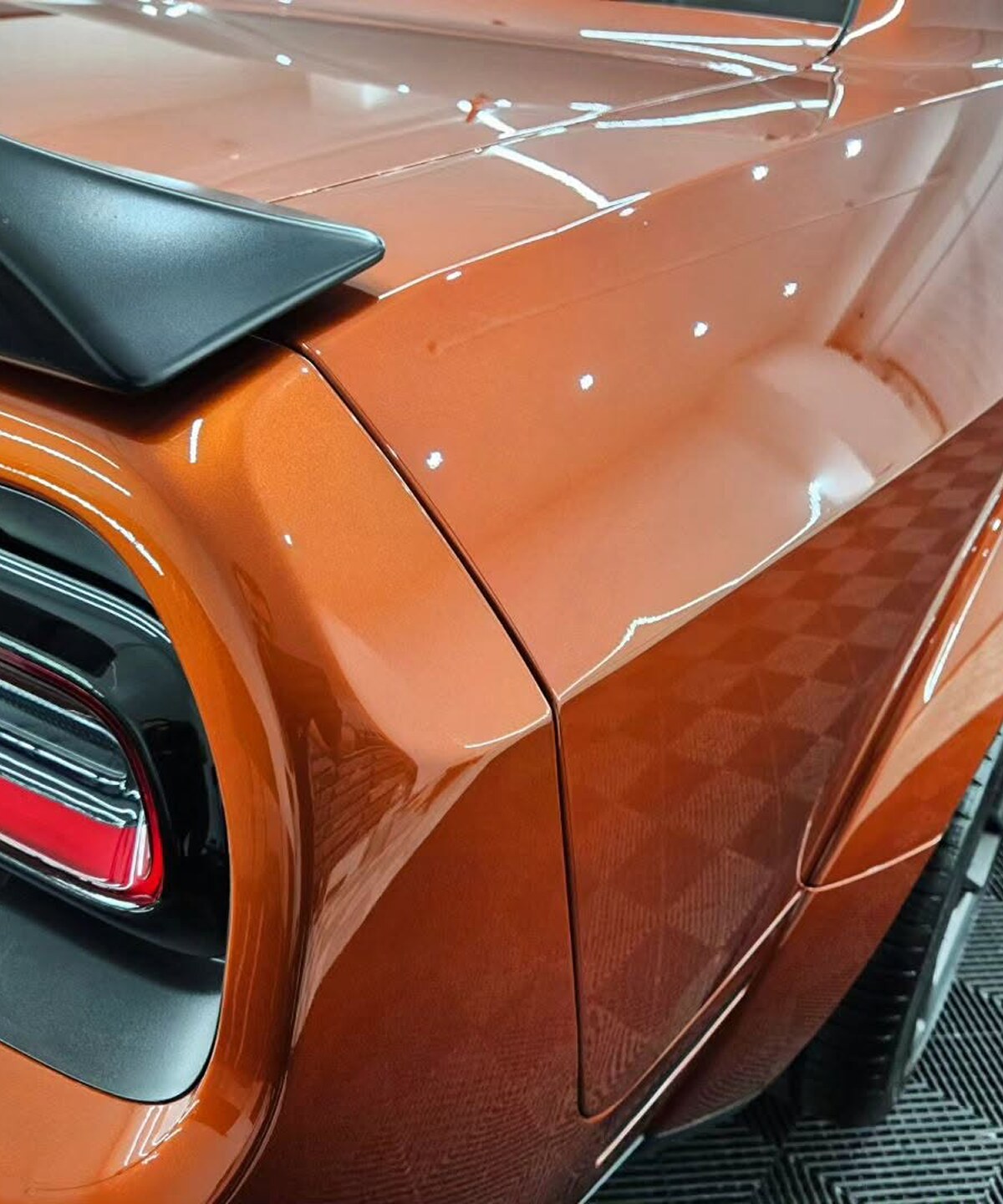 Detail lesku zadního blatníku oranžového Dodge Challenger