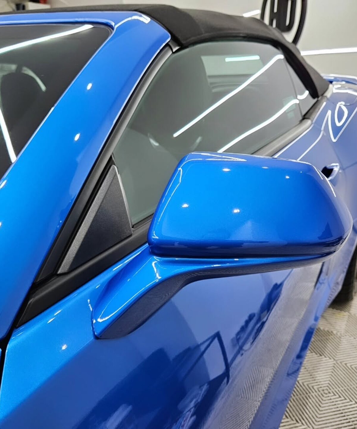 Detail zrcátka modrého Chevrolet Camaro Cabrio