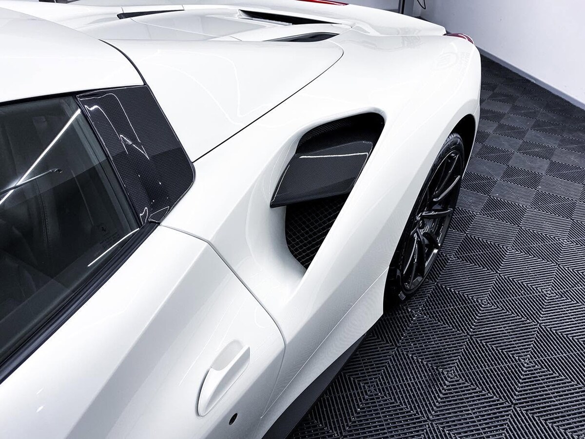 Detail karoserie bílého Ferrari 488 Spider