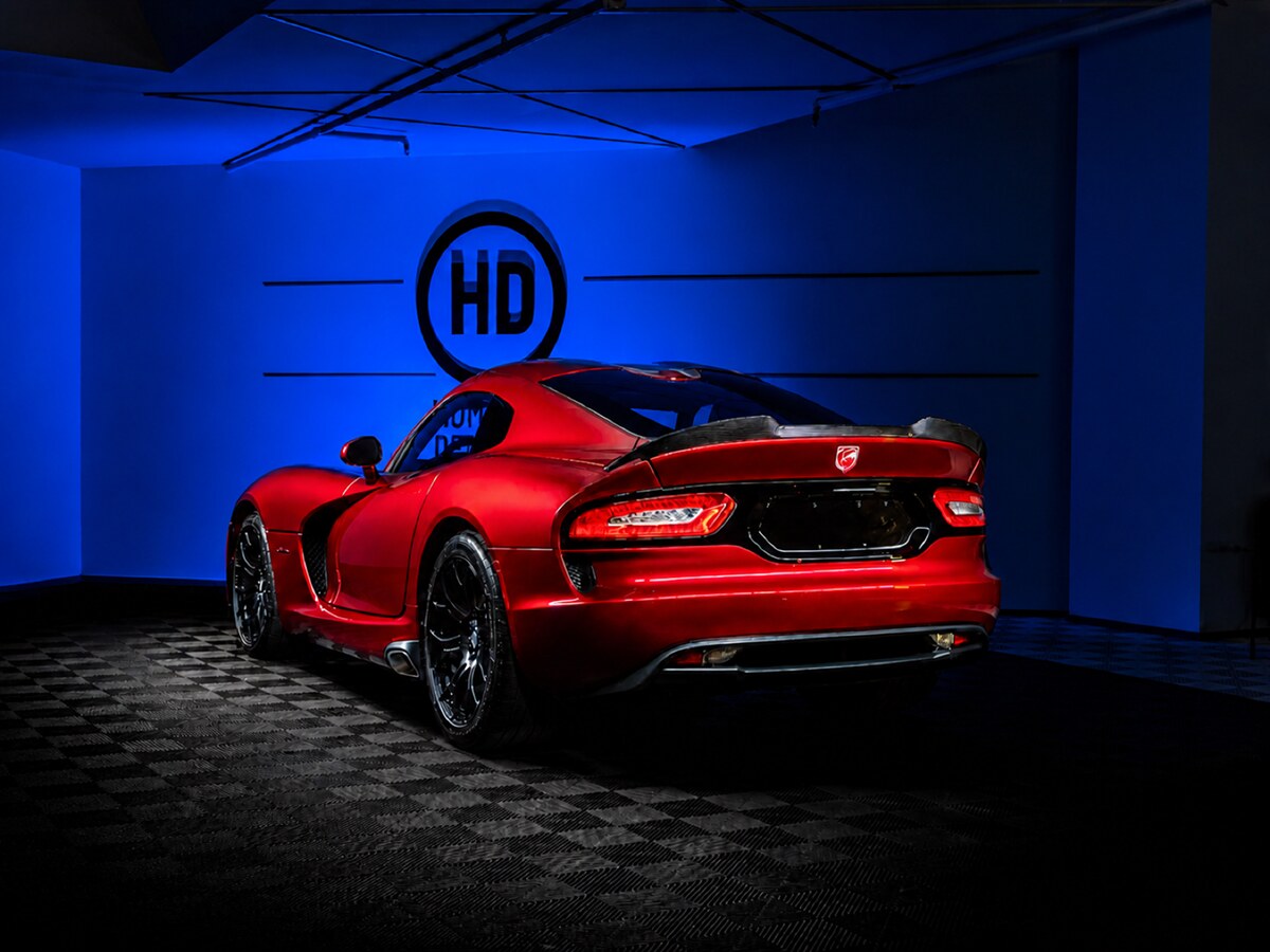 Červený Dodge Viper GTS zezadu ve studiu Hommage Detailing
