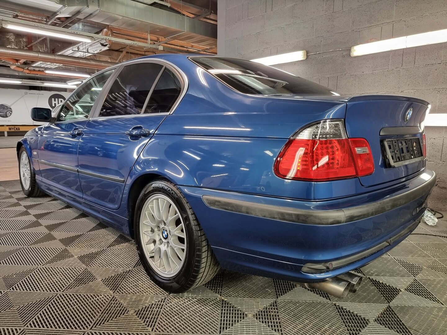 Modré BMW po ručním mytí a vyčištění exteriéru — Hommage Detailing