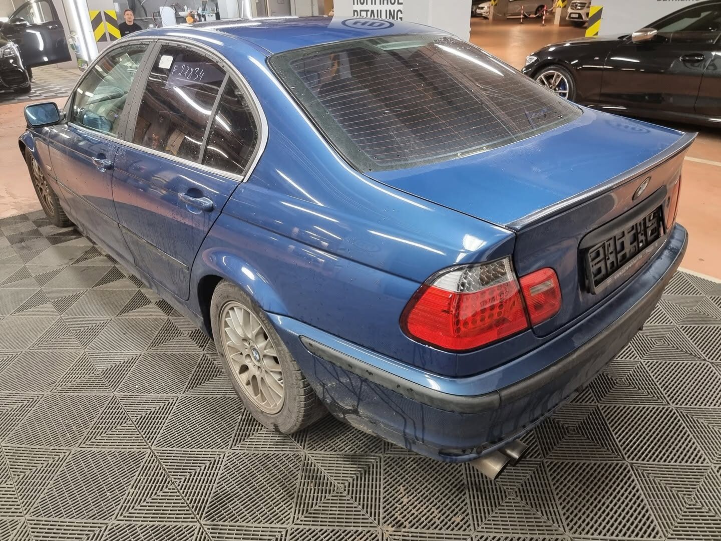 Znečištěné modré BMW před ručním mytím — Hommage Detailing