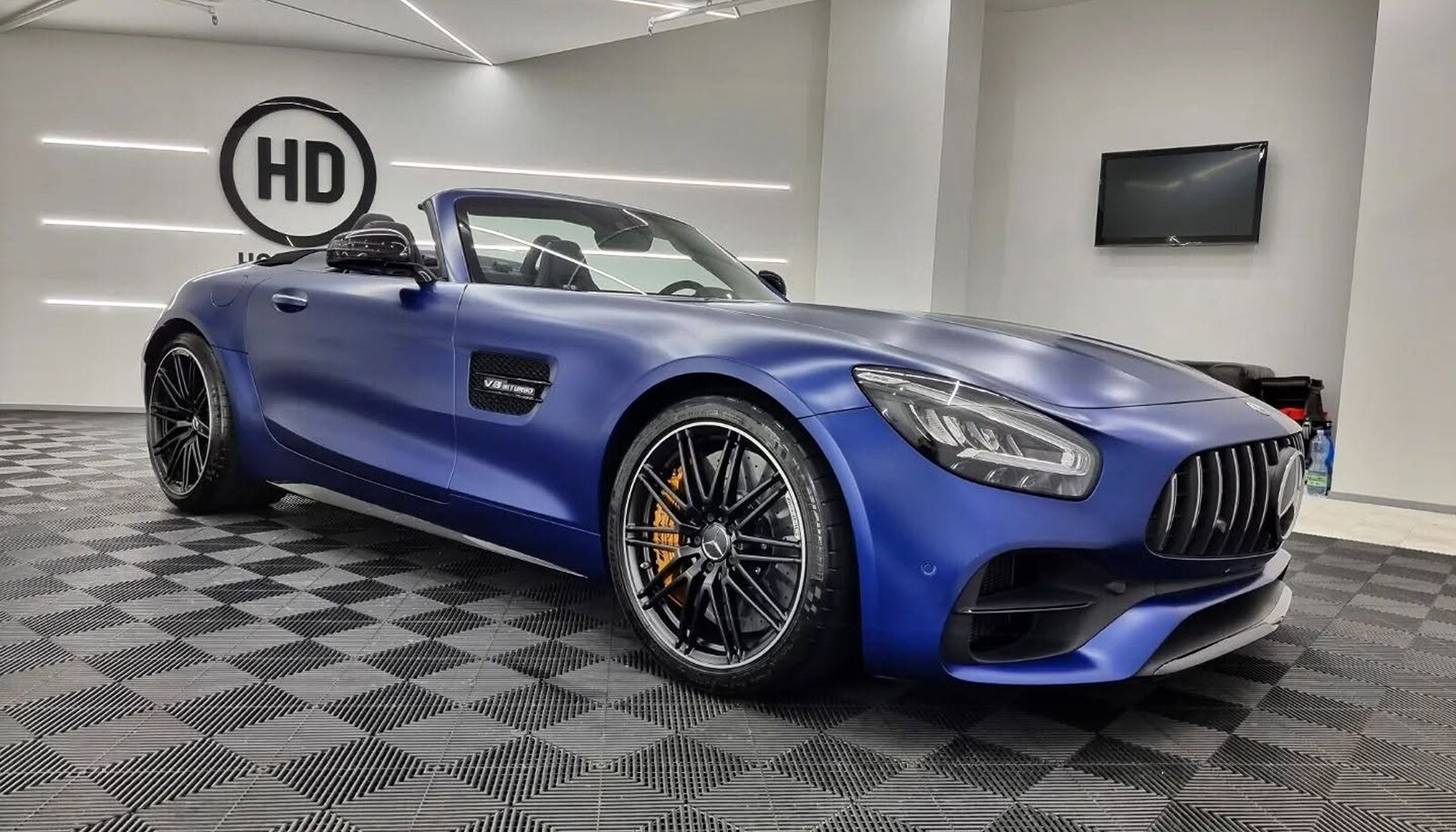Modrý Mercedes-AMG GT Roadster ve studiu