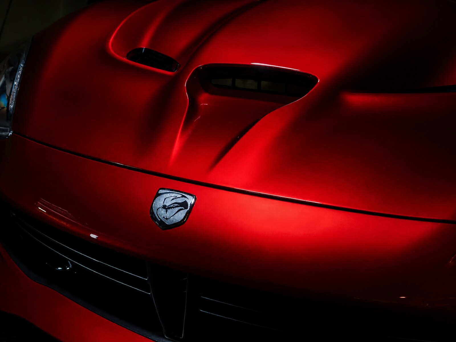 Detail kapoty a nasávacích otvorů červeného Dodge Viper