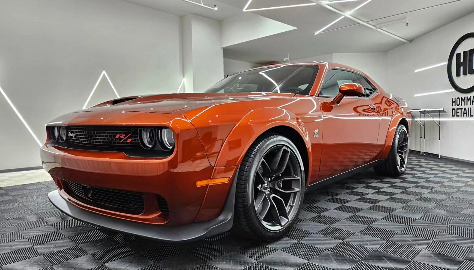 Oranžový Dodge Challenger SRT 392 ve studiu