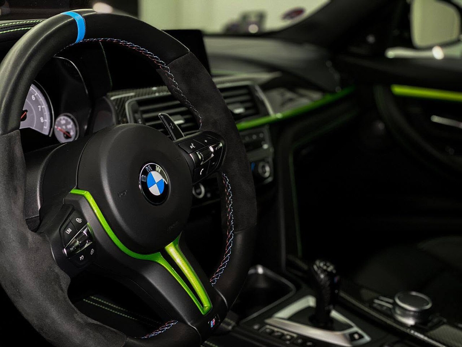 Detail volantu a interiéru zeleného BMW M4