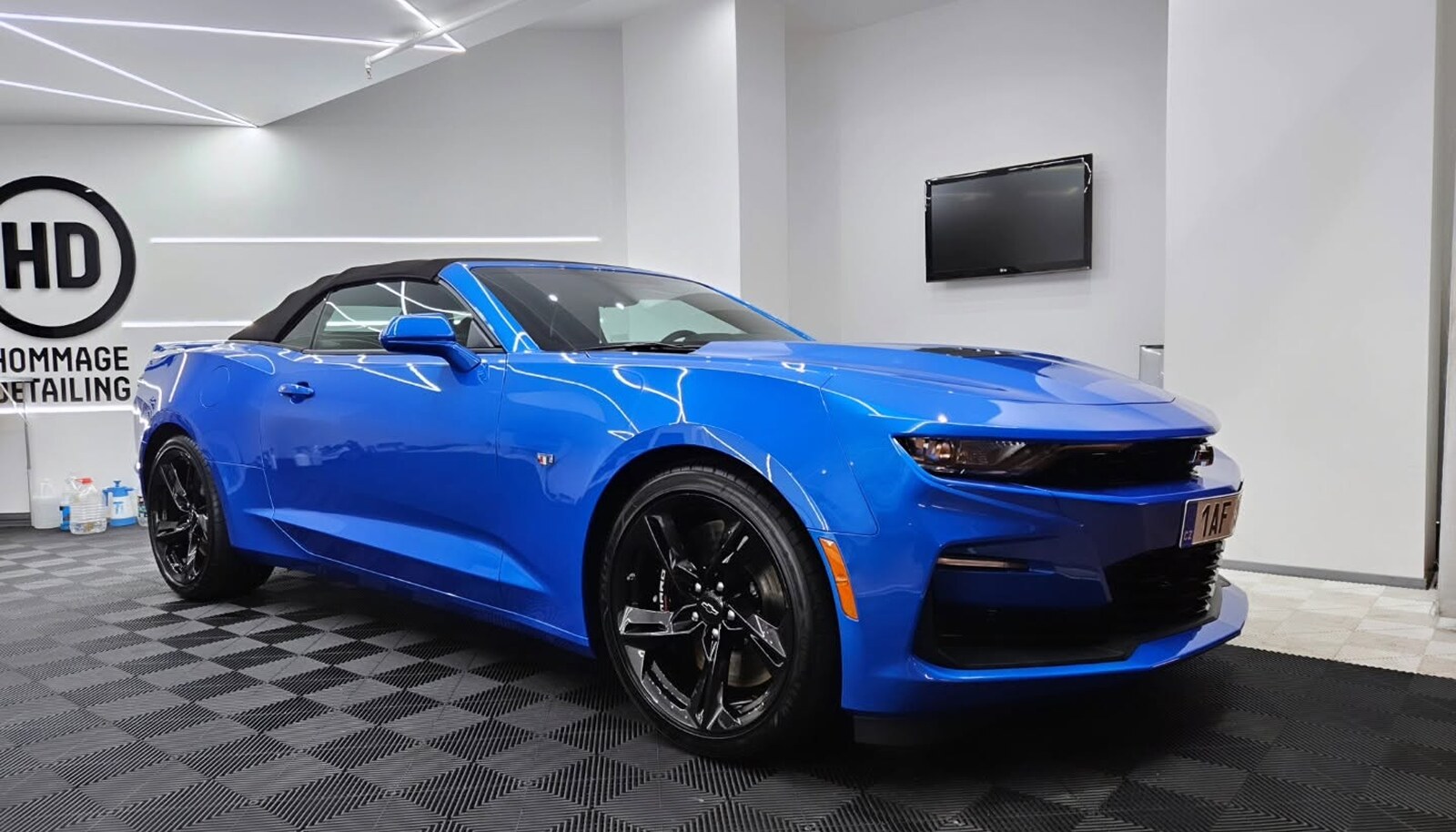 Modrý Chevrolet Camaro Cabrio ve studiu