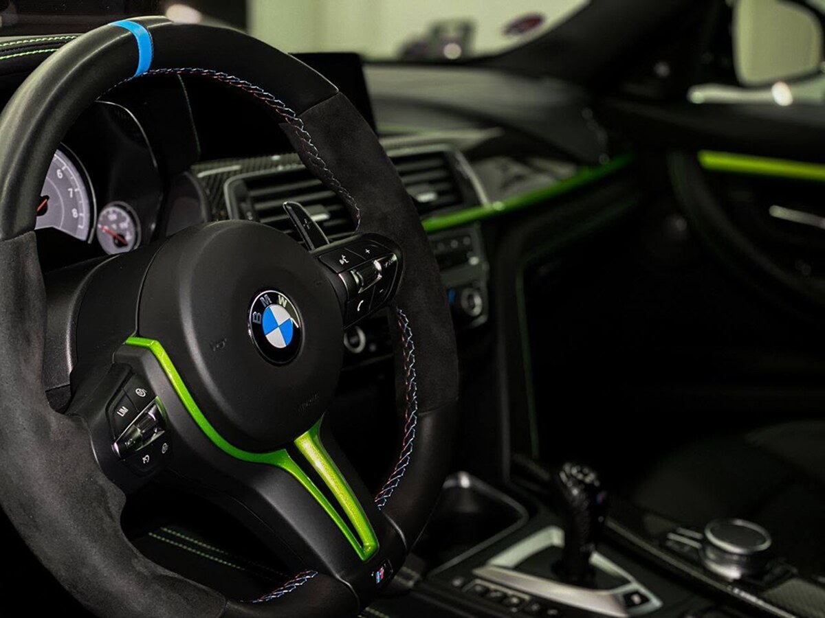 Detail volantu a interiéru zeleného BMW M4