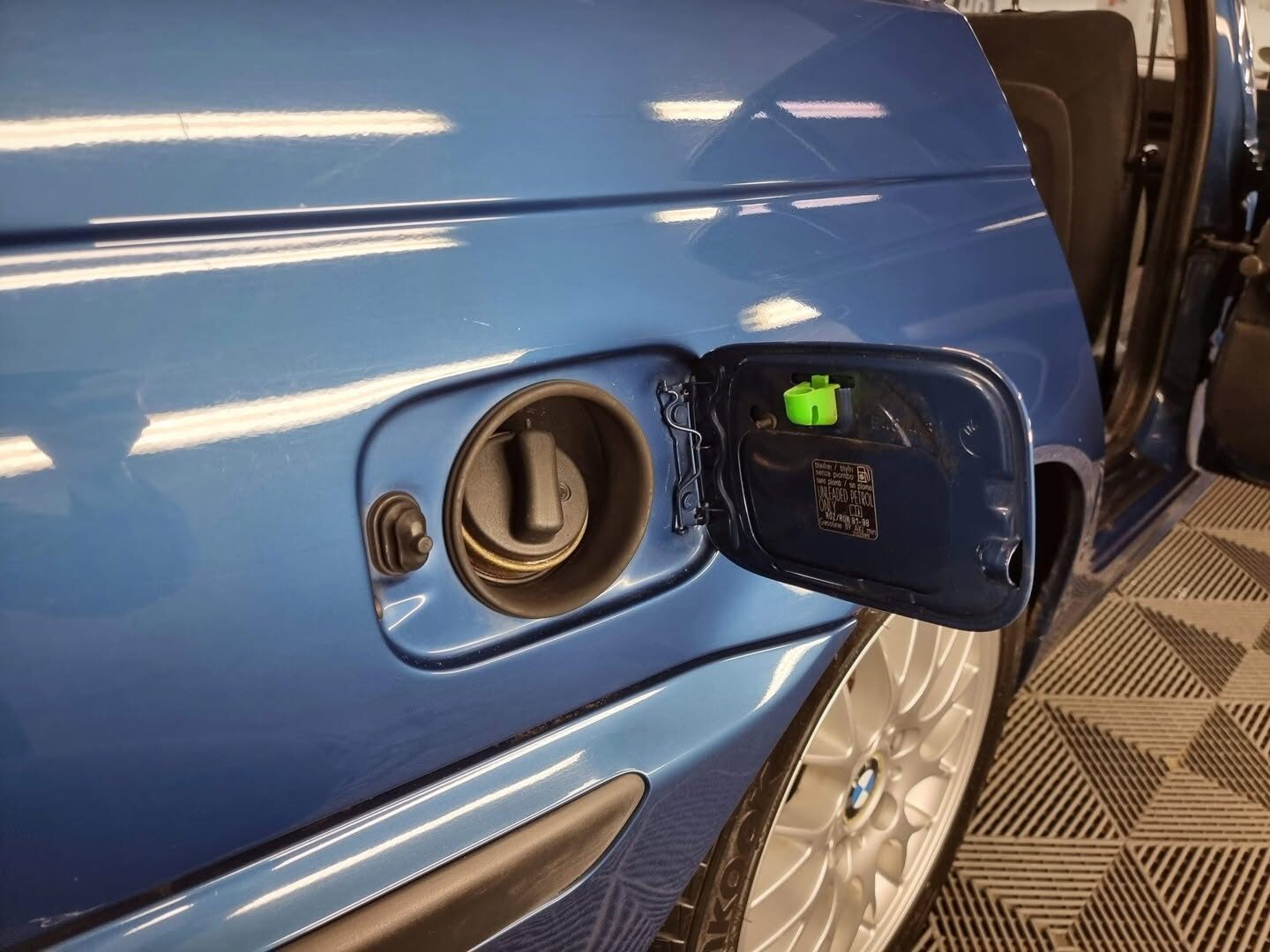 Vyčištěné hrdlo palivové nádrže modrého BMW — Hommage Detailing