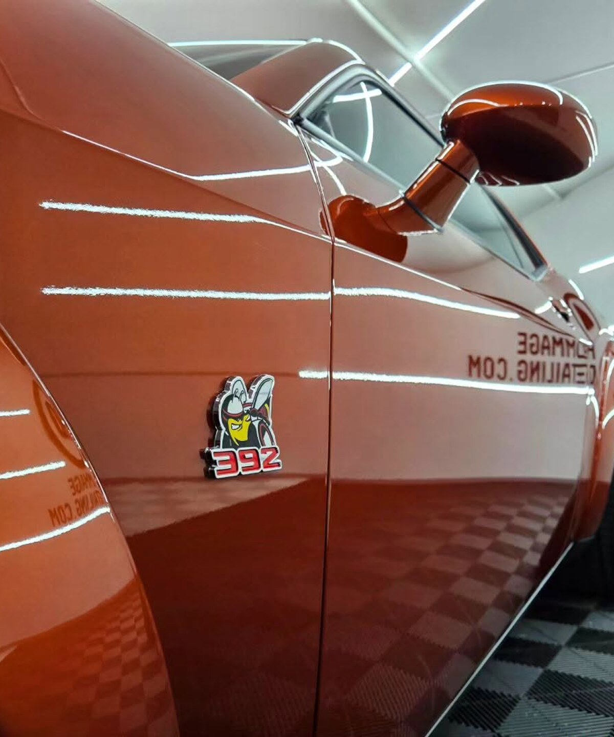 Detail boku a znaku 392 na Dodge Challenger