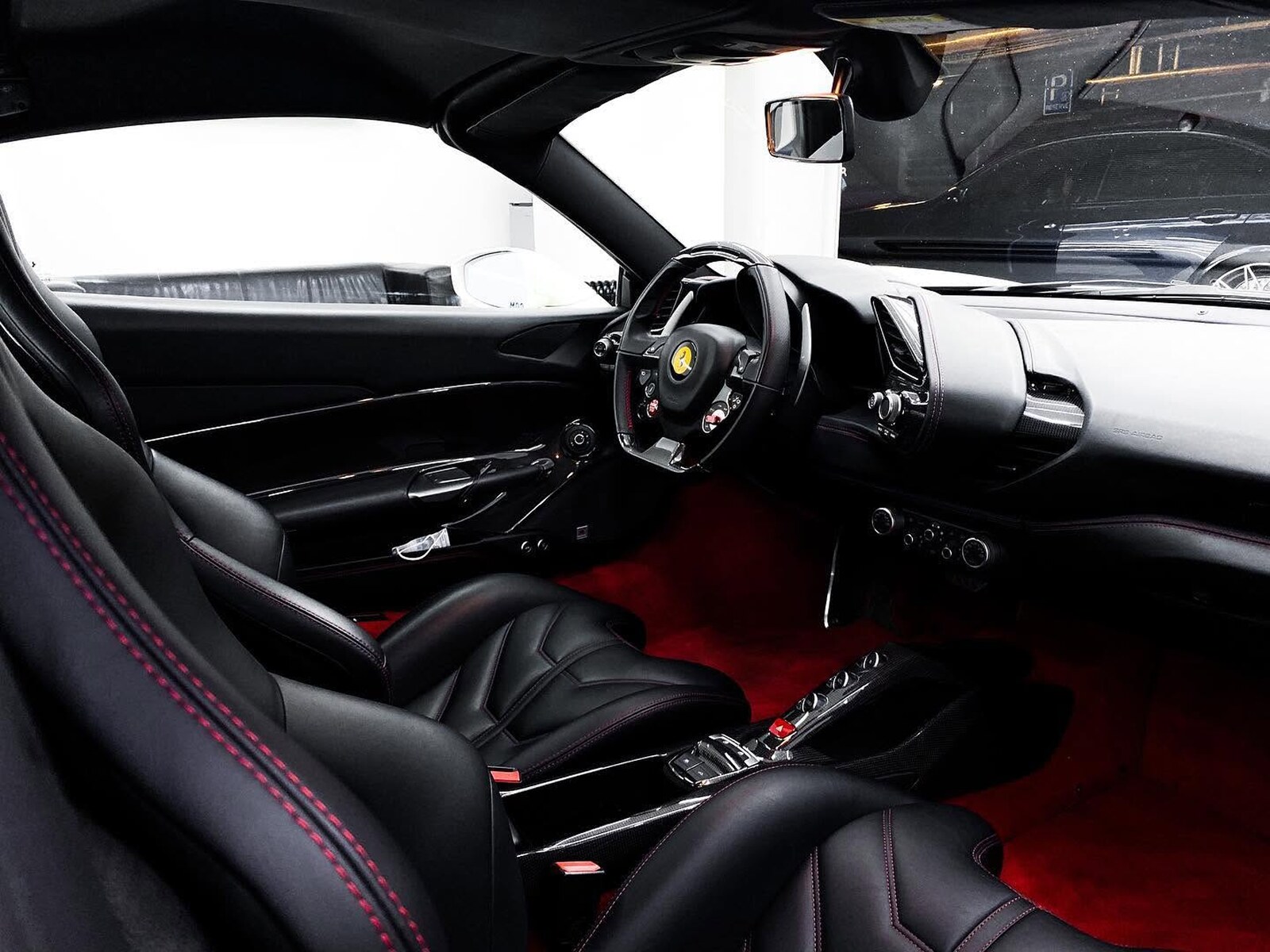 Černý kožený interiér Ferrari 488 Spider
