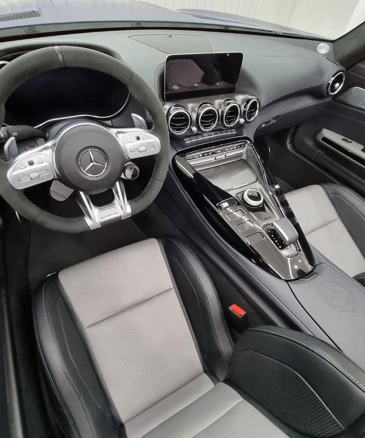 Interiér modrého Mercedes-AMG GT Roadster