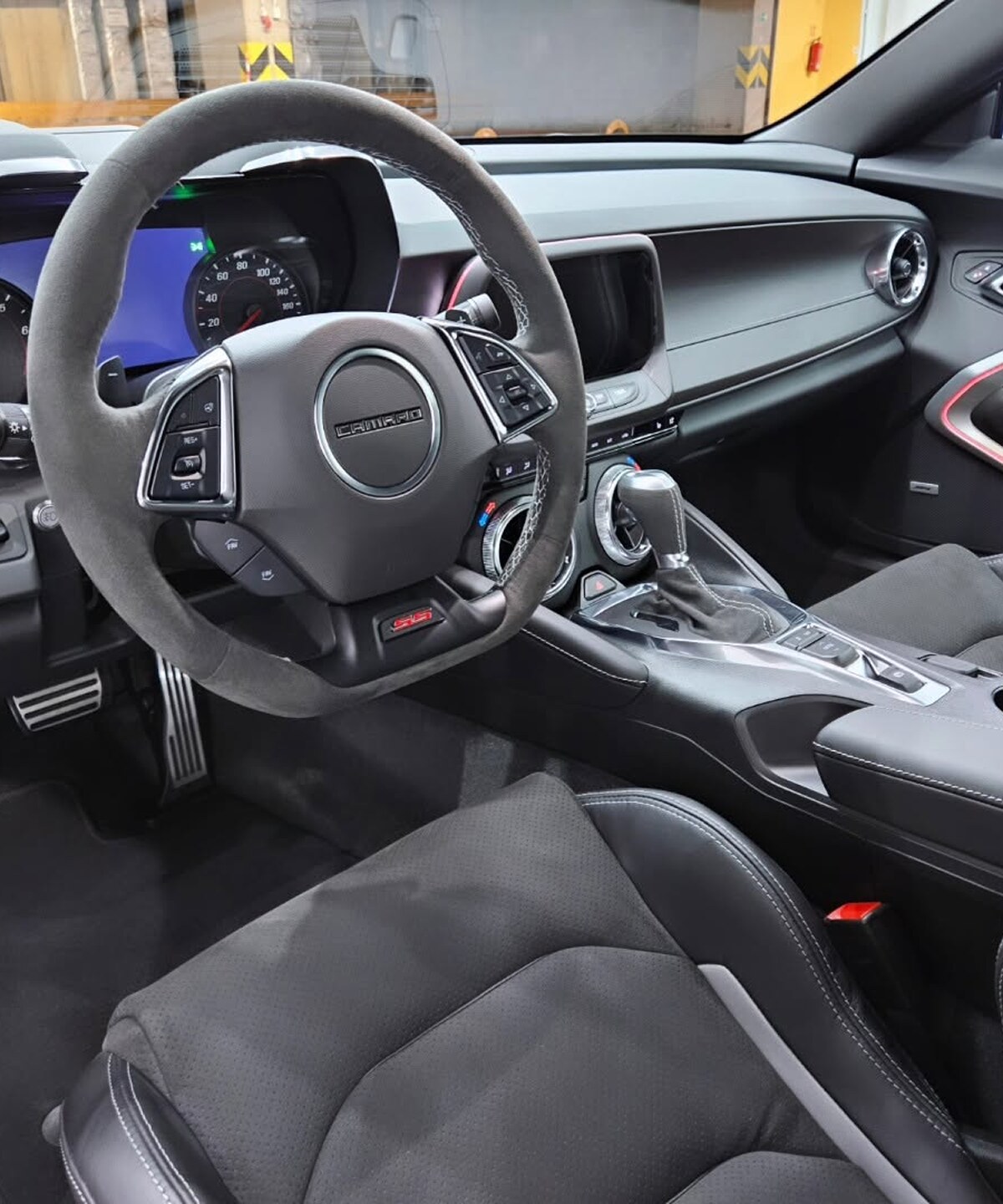 Interiér modrého Chevrolet Camaro Cabrio