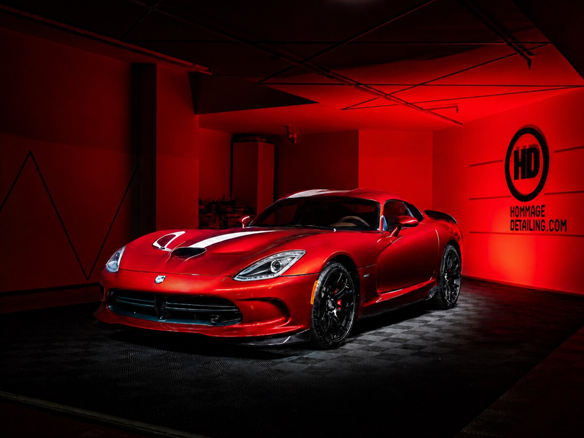 Červený Dodge Viper GTS zepředu po detailingu