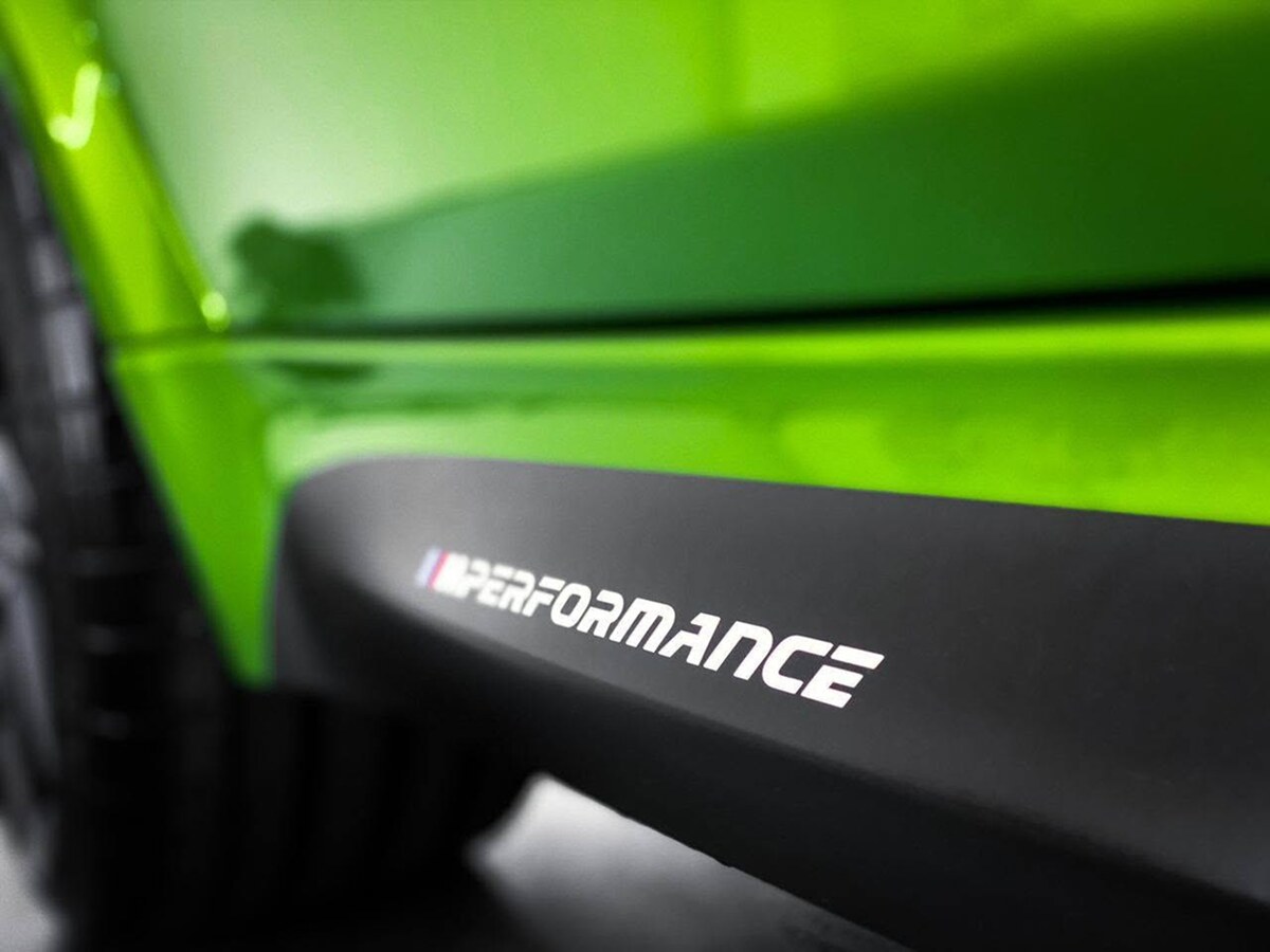Detail prahu M Performance na zeleném BMW M4