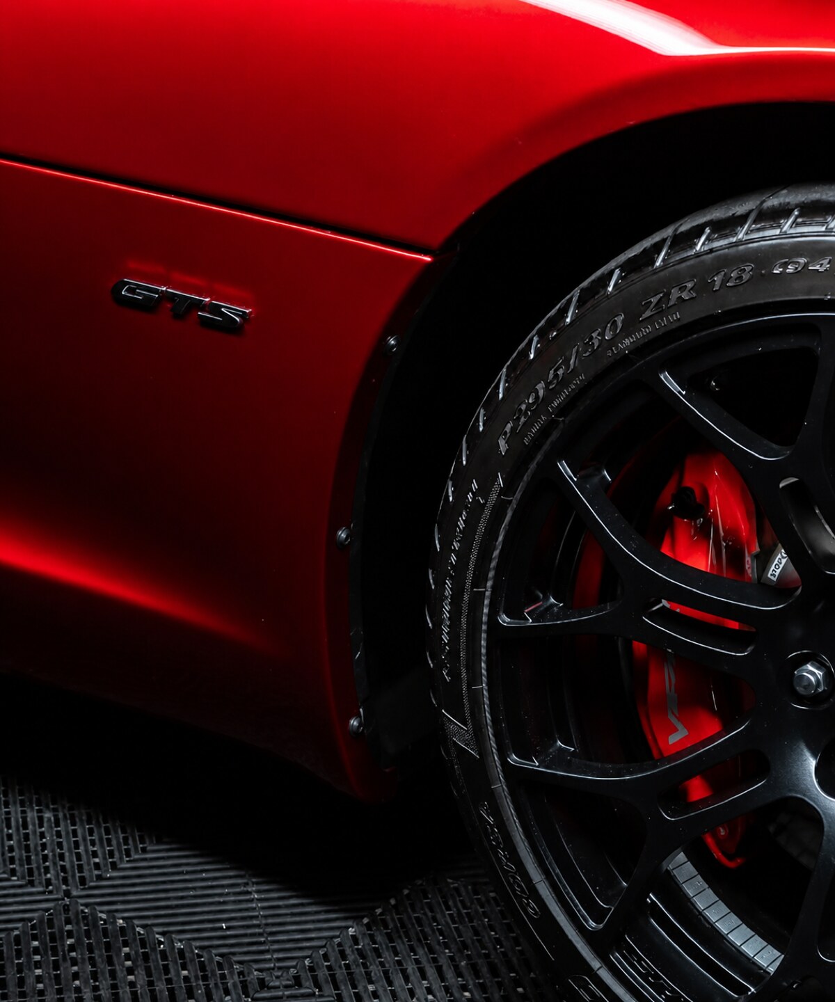 Detail předního kola a znaku GTS na Dodge Viper