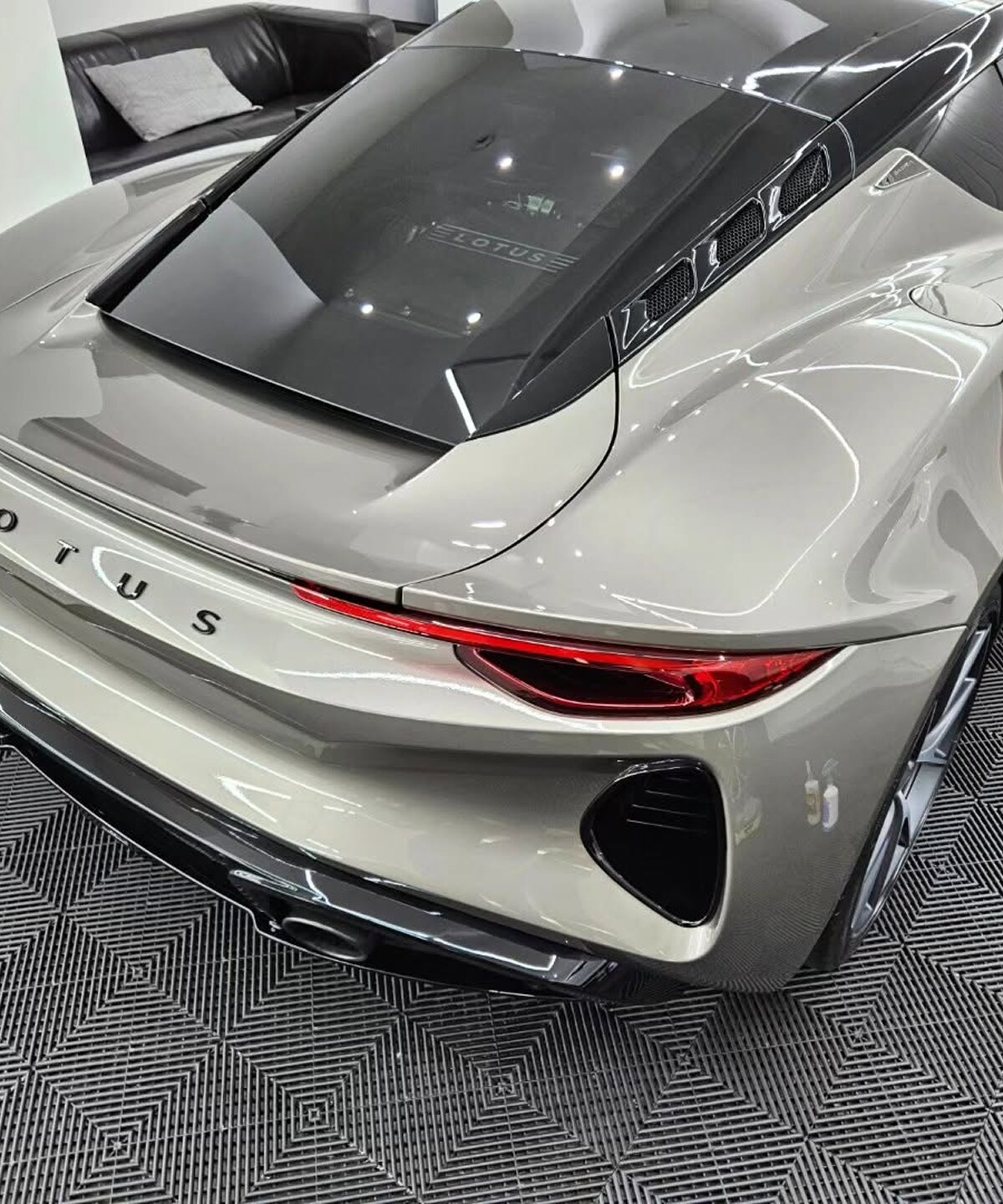 Detail zadní části šedého Lotus Emira