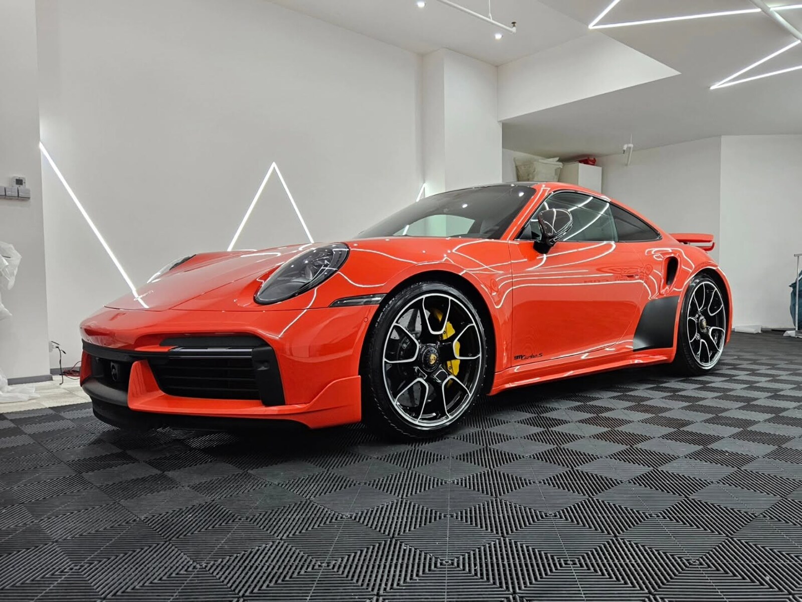 Červené Porsche 911 zepředu po detailingu