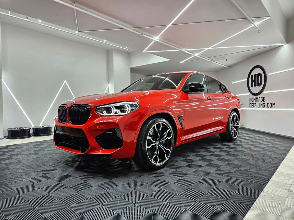 Červené BMW řady M zepředu po detailingu