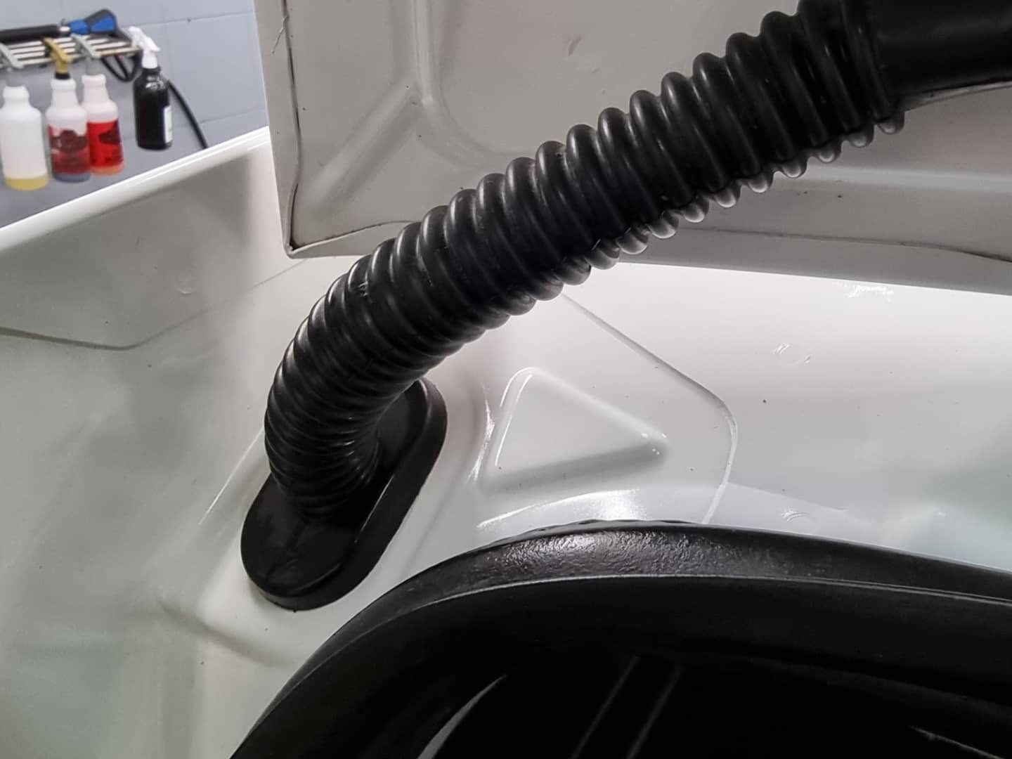 Vyčištěný detail motorového prostoru bílého vozu — Hommage Detailing