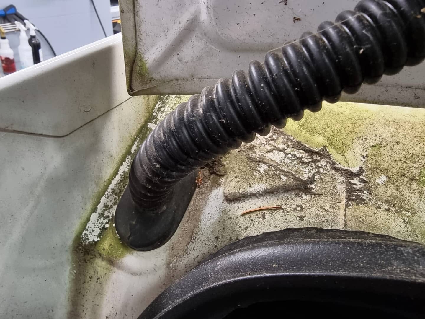 Znečištěný detail motorového prostoru bílého vozu před čištěním — Hommage Detailing