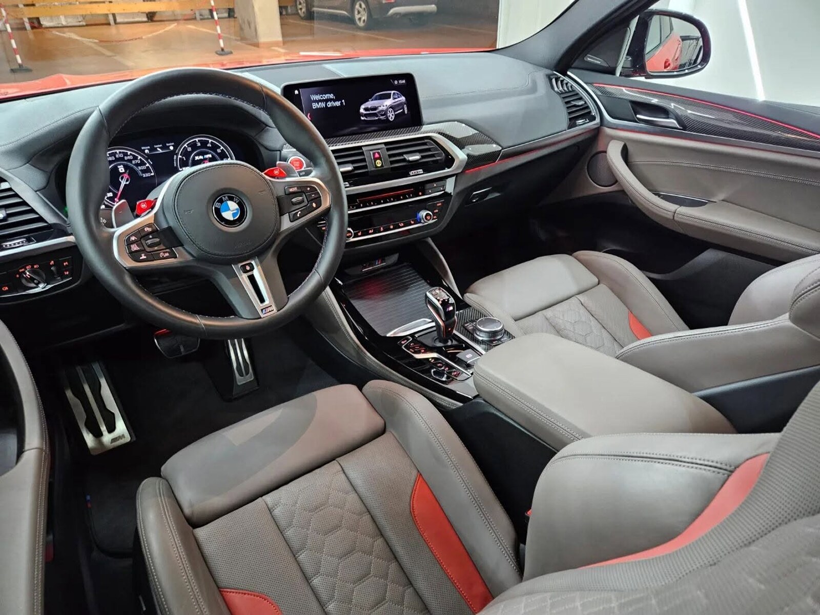 Sportovní interiér červeného BMW řady M