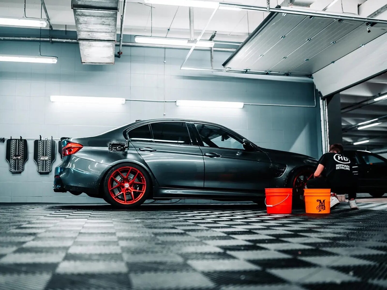Šedé BMW M4 během ručního mytí