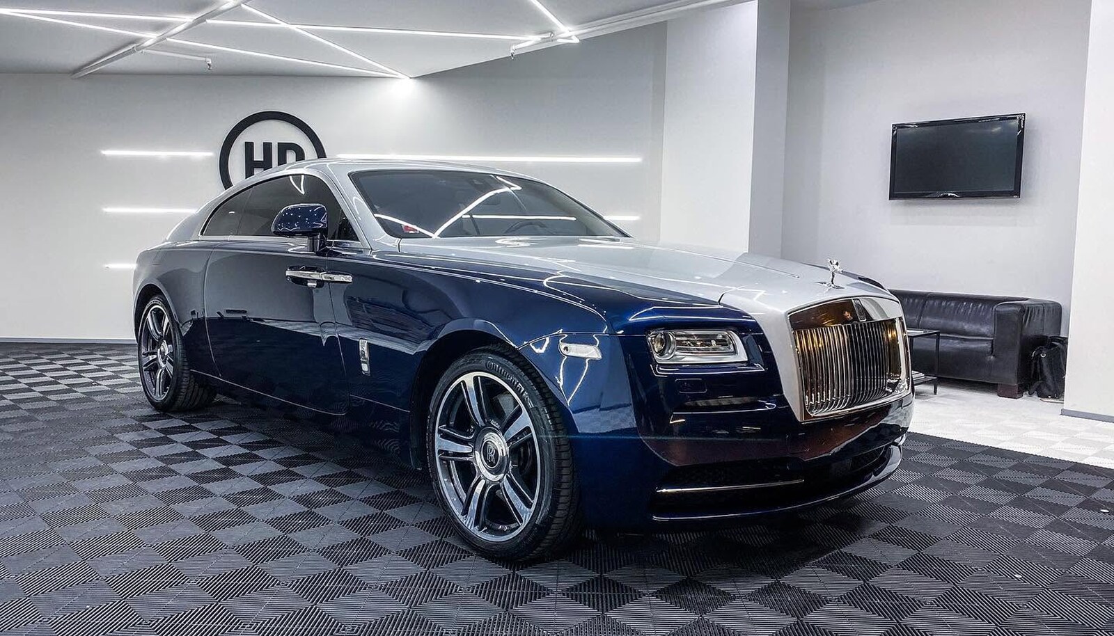 Modrý Rolls-Royce Wraith po detailingu