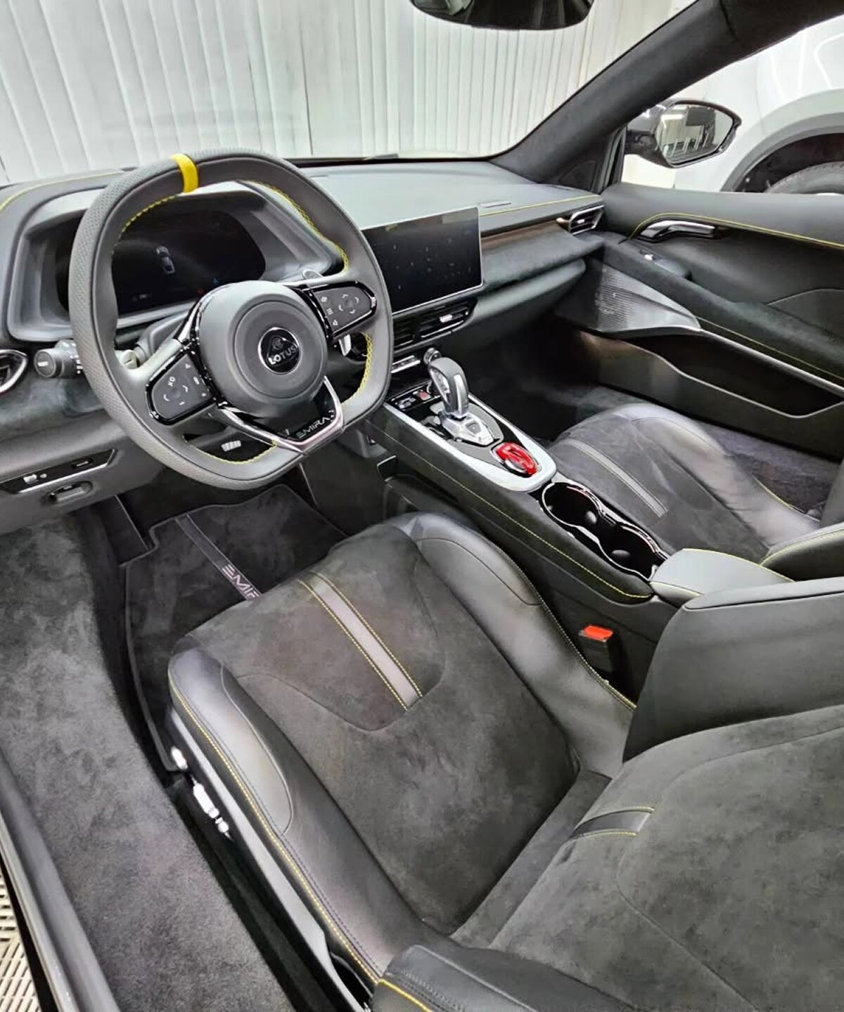 Interiér šedého Lotus Emira po detailingu