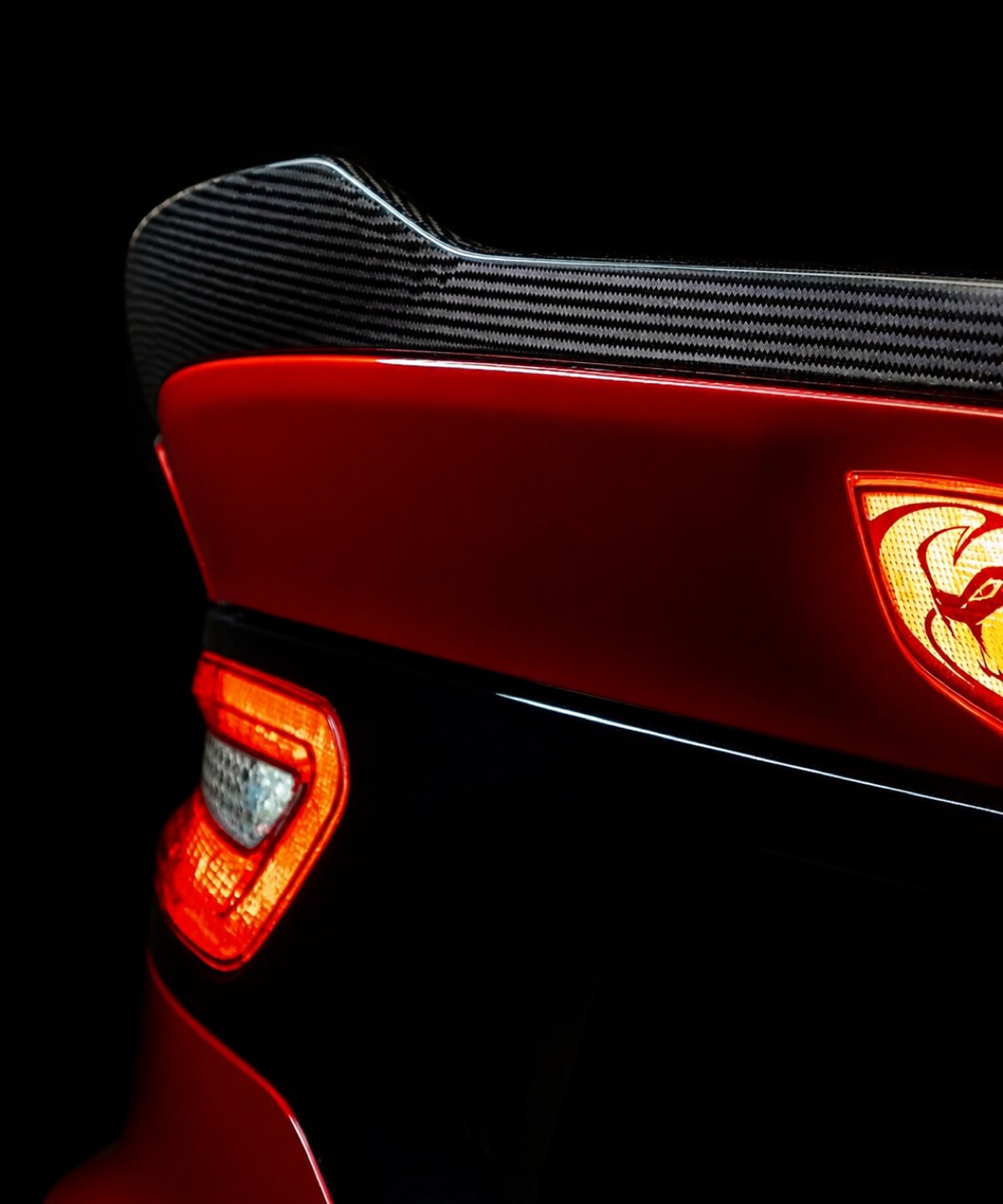 Detail karbonového spoileru a zadního světla Dodge Viper