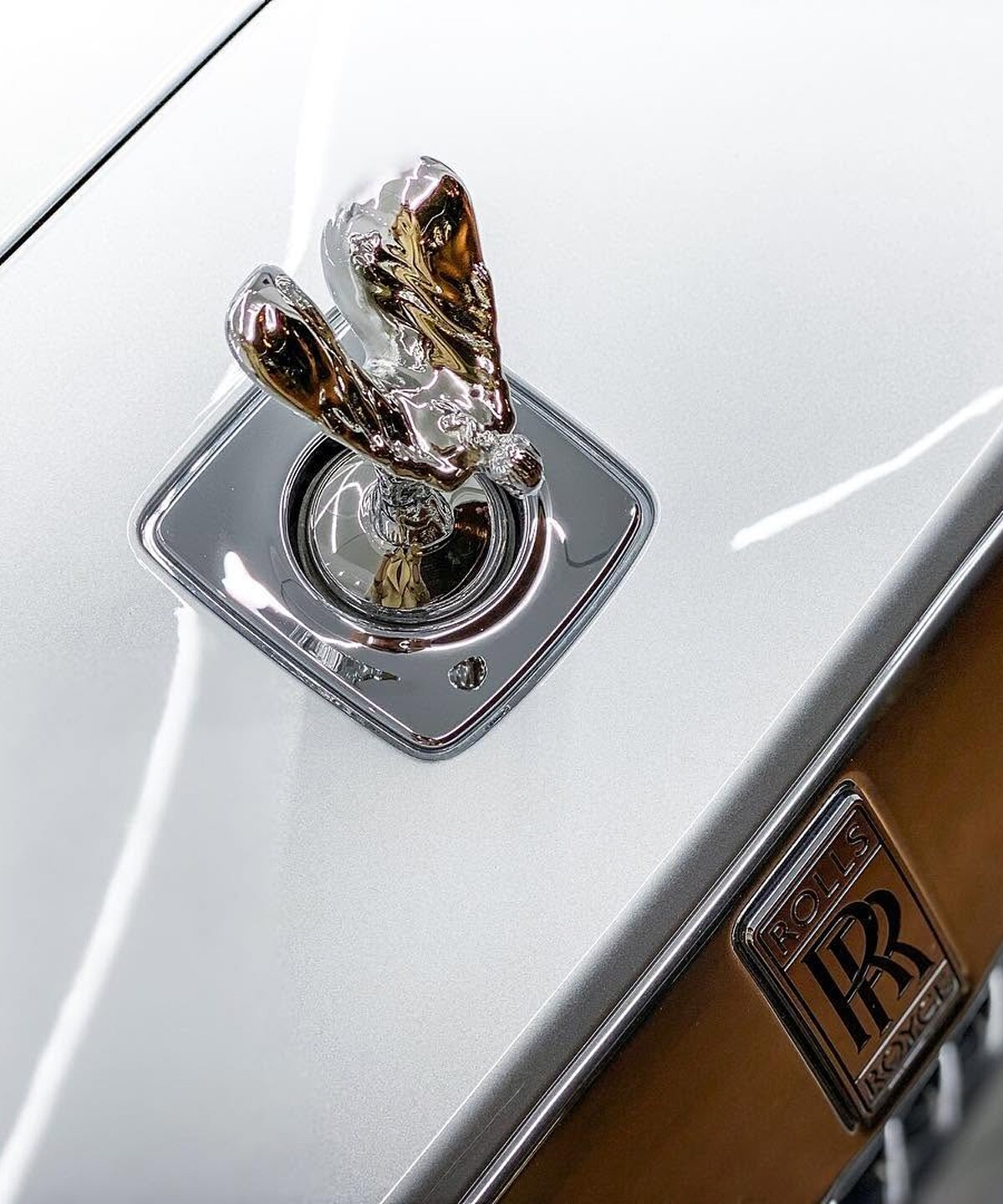 Detail sošky Spirit of Ecstasy na kapotě Rolls-Royce