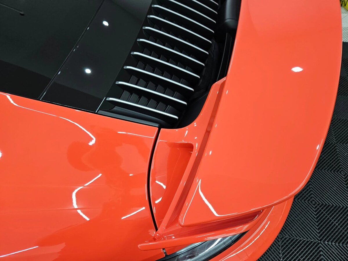 Detail zadního blatníku a sání červeného Porsche 911
