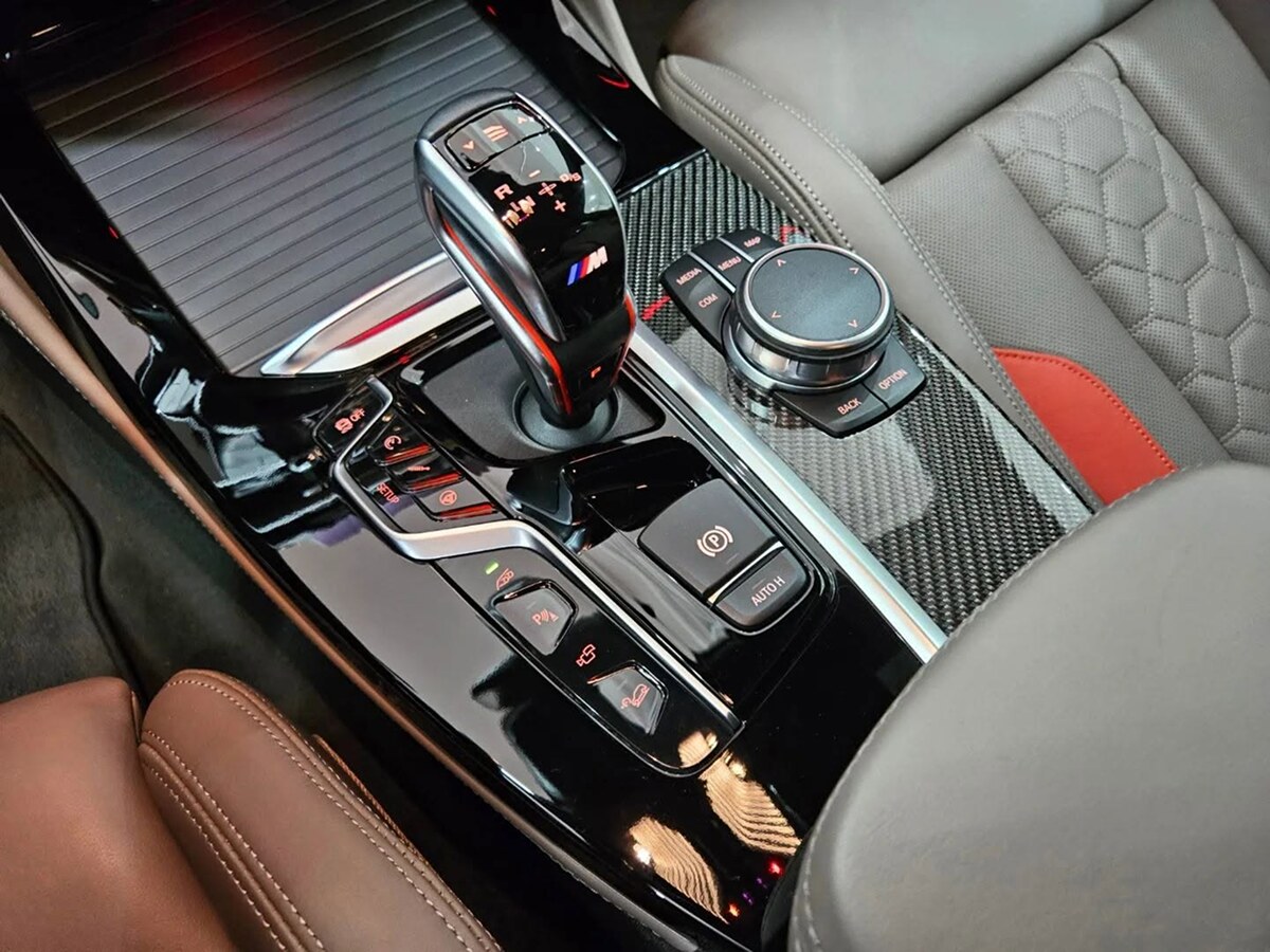 Detail středové konzole a voliče převodovky BMW řady M
