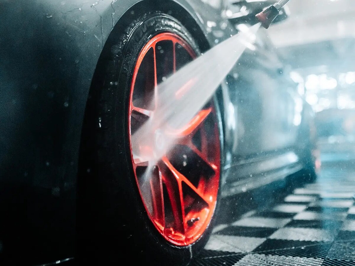 Tlakové mytí červeného kola BMW M4