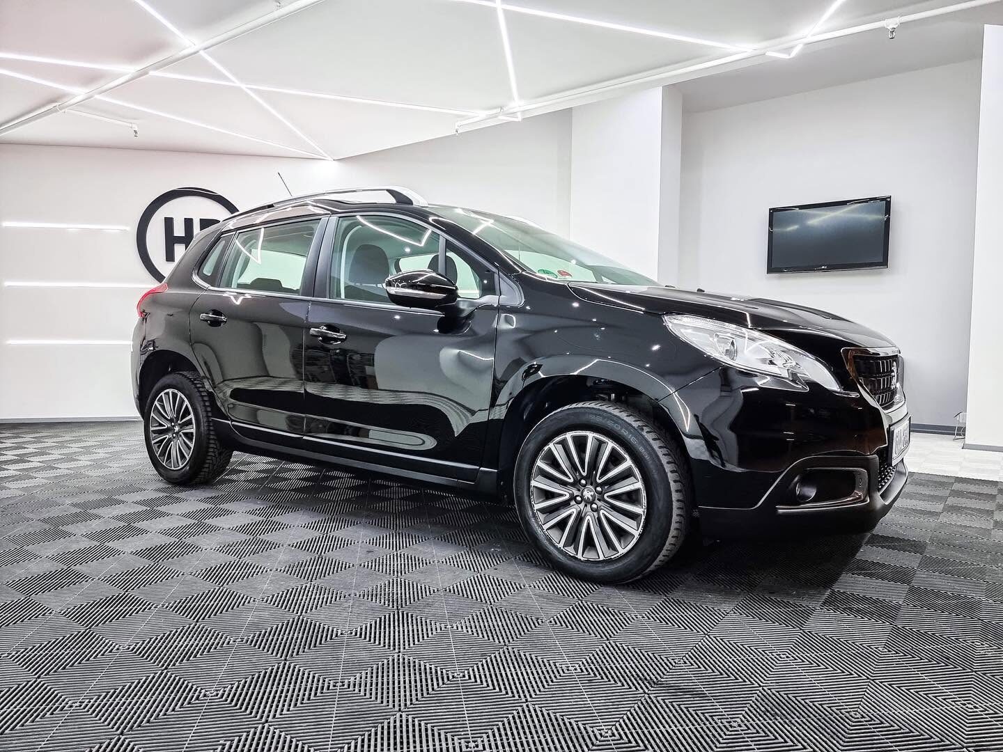 Černé SUV po ručním mytí — Hommage Detailing
