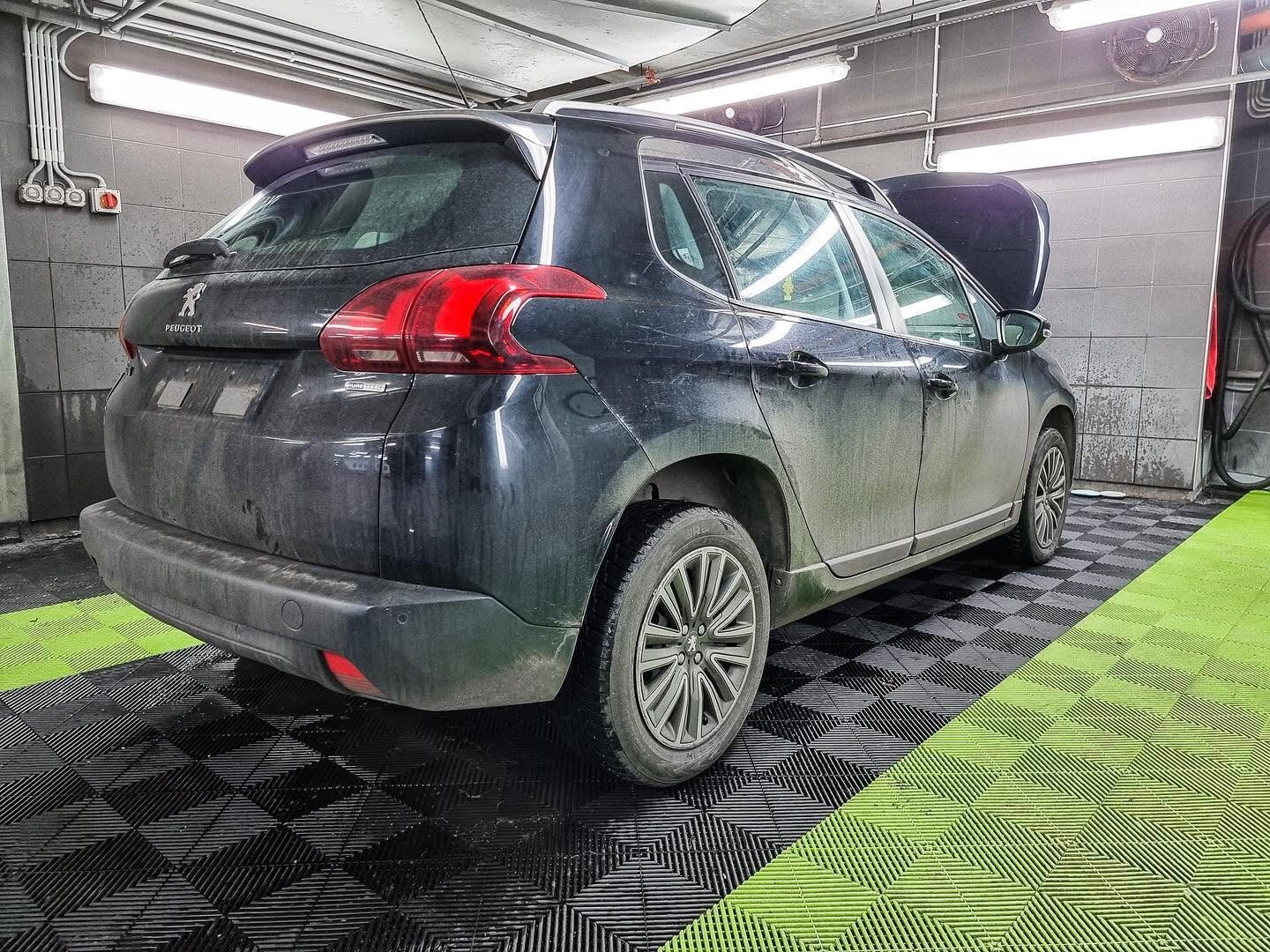 Znečištěné černé SUV před ručním mytím — Hommage Detailing