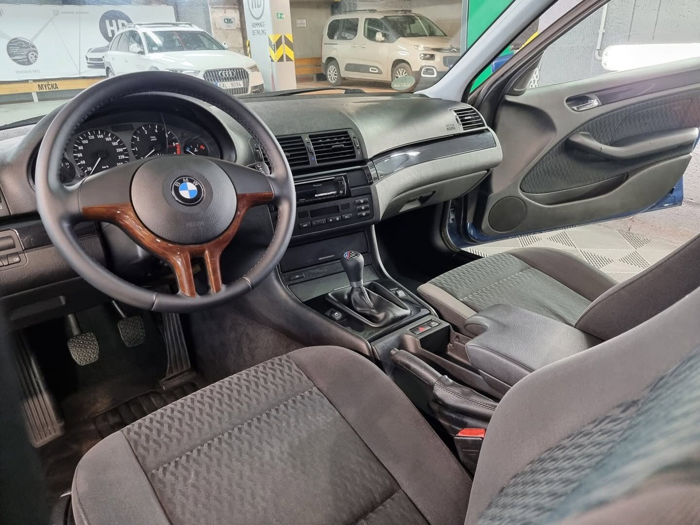 Interiér modrého BMW po detailním čištění — Hommage Detailing