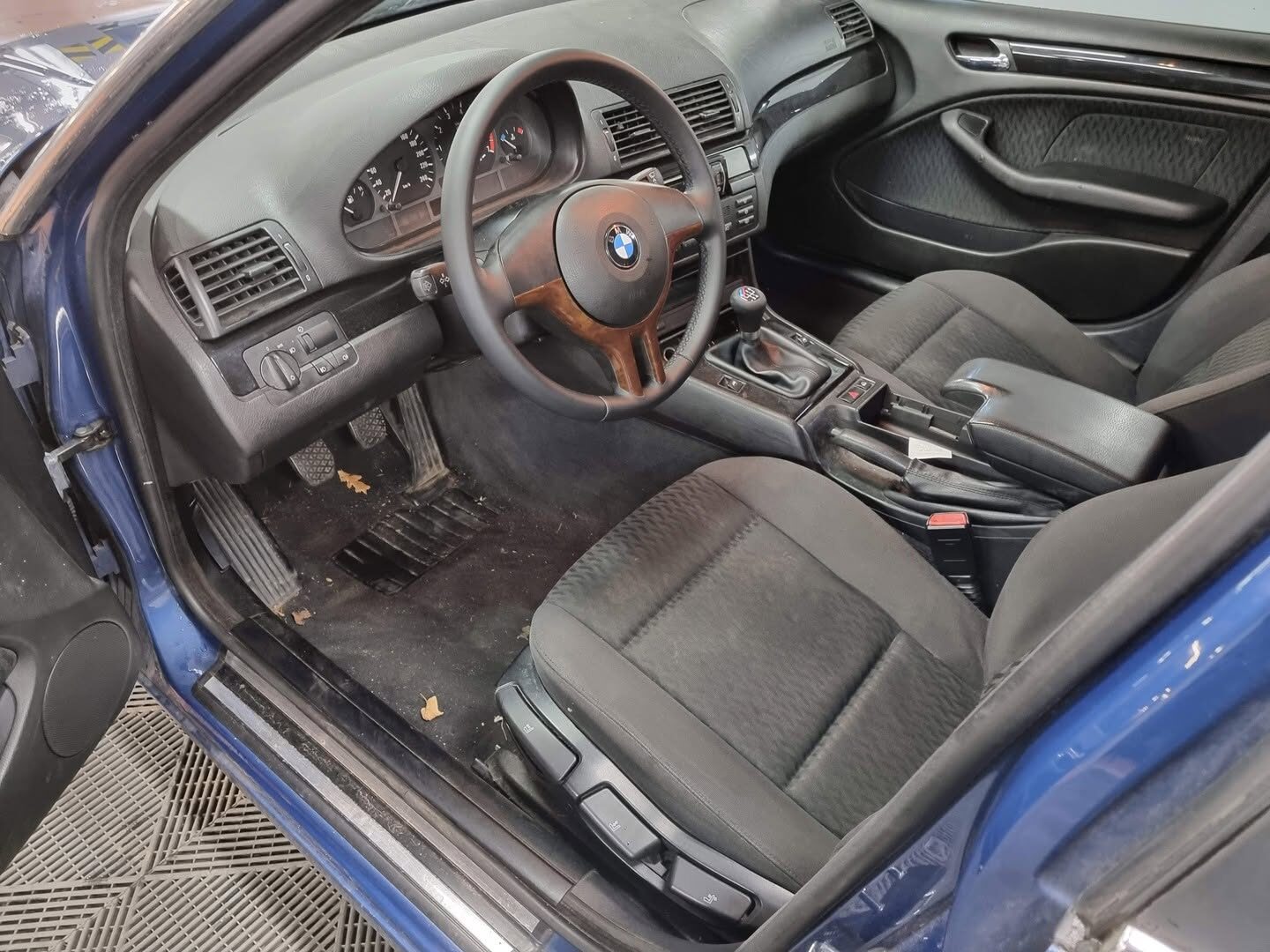 Znečištěný interiér modrého BMW před čištěním — Hommage Detailing