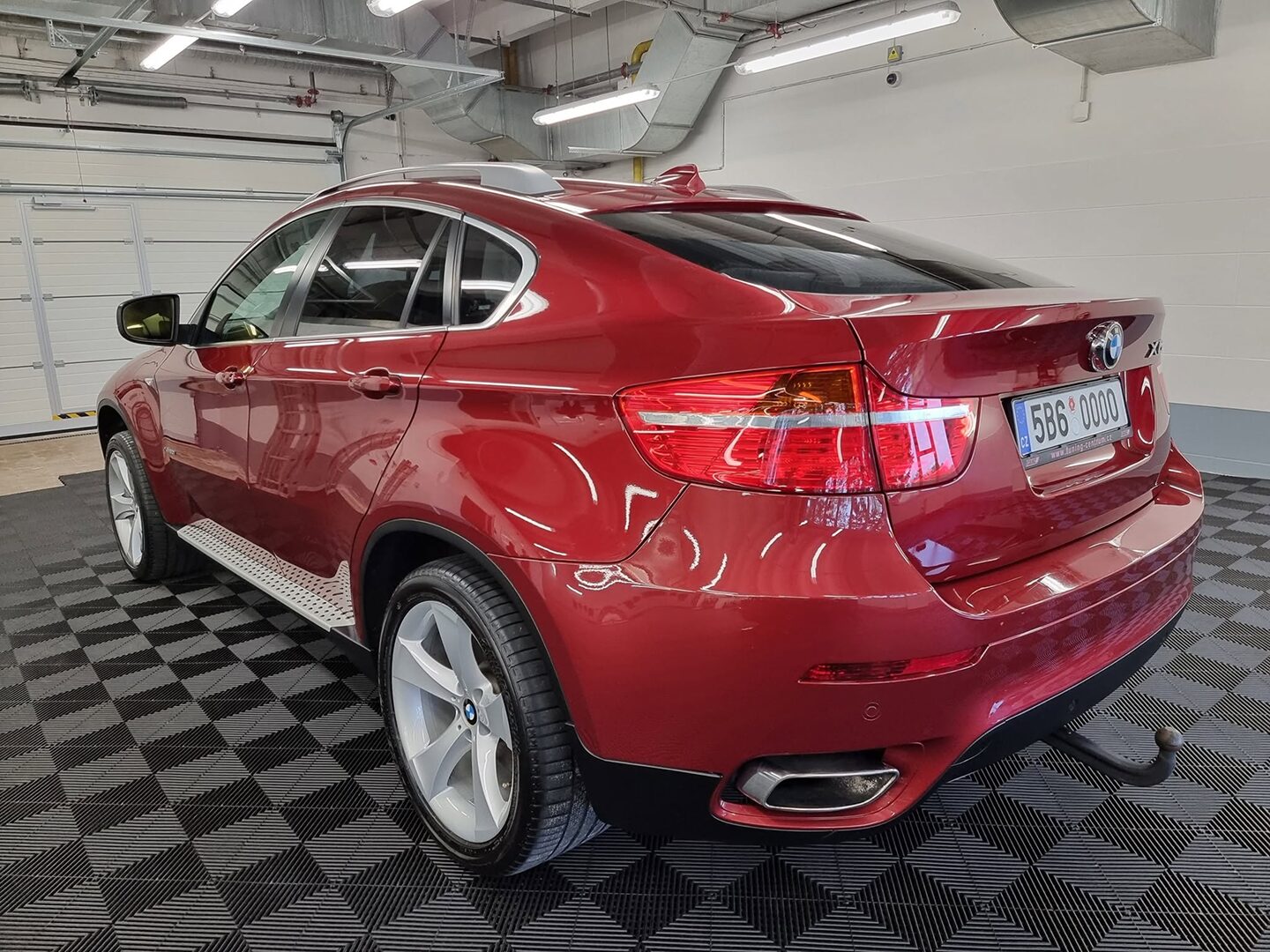 Červené BMW X6 po ručním mytí a detailingu — Hommage Detailing