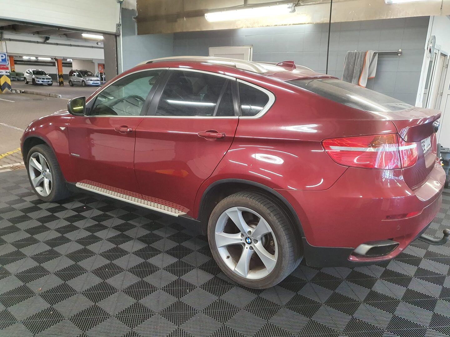 Znečištěné červené BMW X6 před ručním mytím — Hommage Detailing